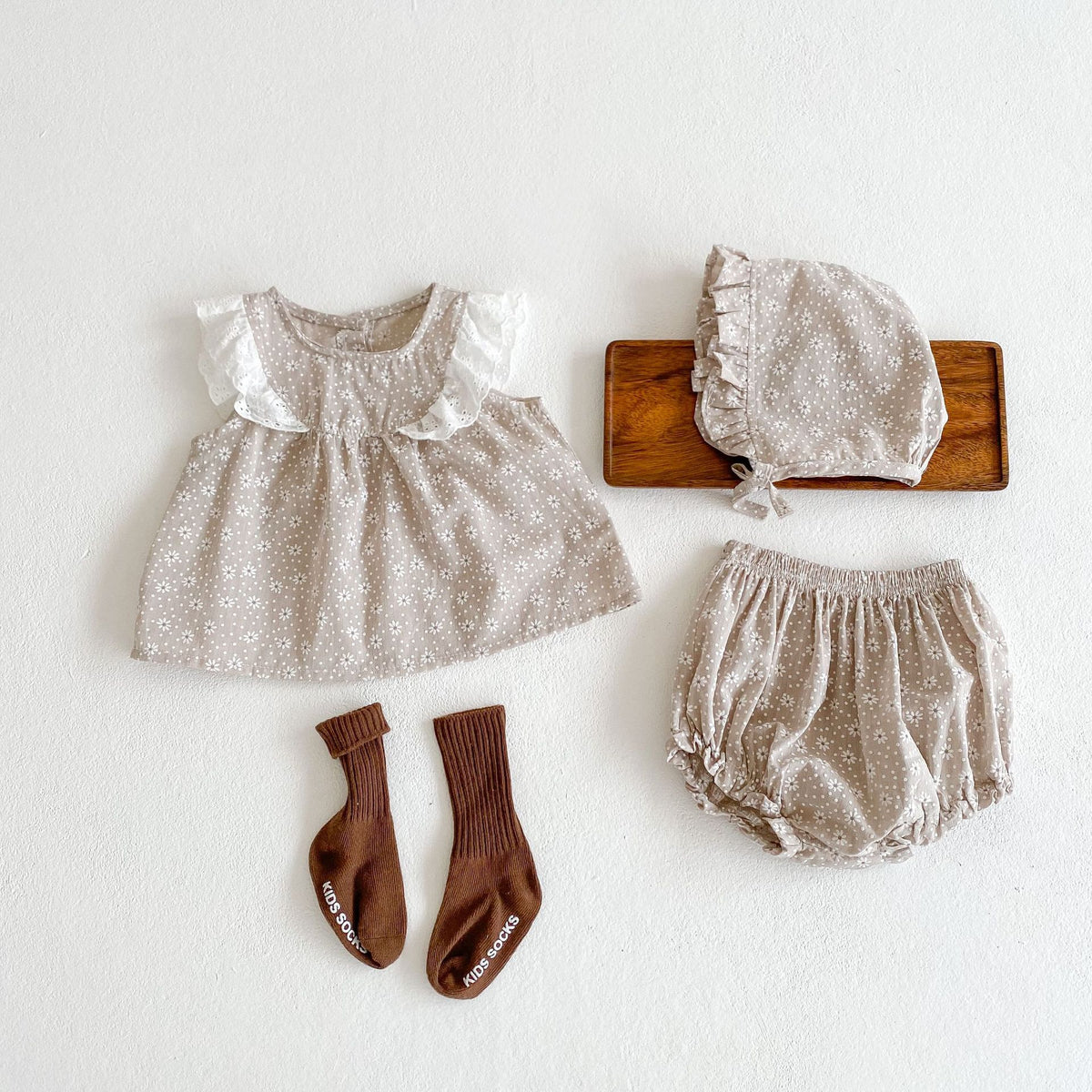 Plaid Small Daisy Print Sleeveless Shirt Suit Top  Bread Pants  Hat Three-Piece Suit