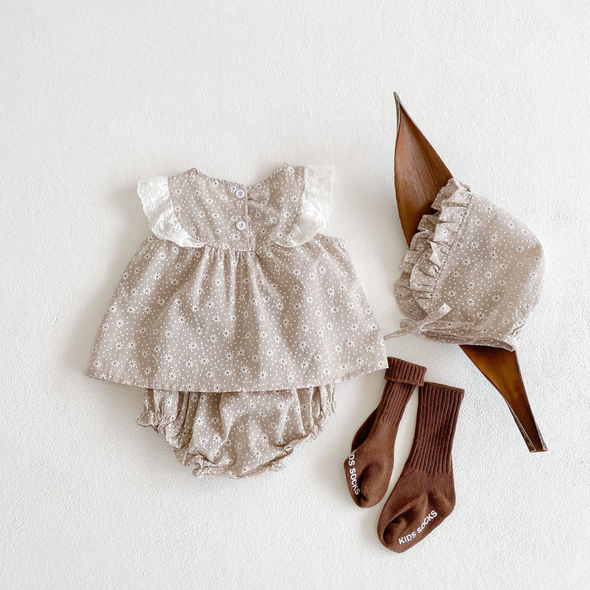 Plaid Small Daisy Print Sleeveless Shirt Suit Top  Bread Pants  Hat Three-Piece Suit